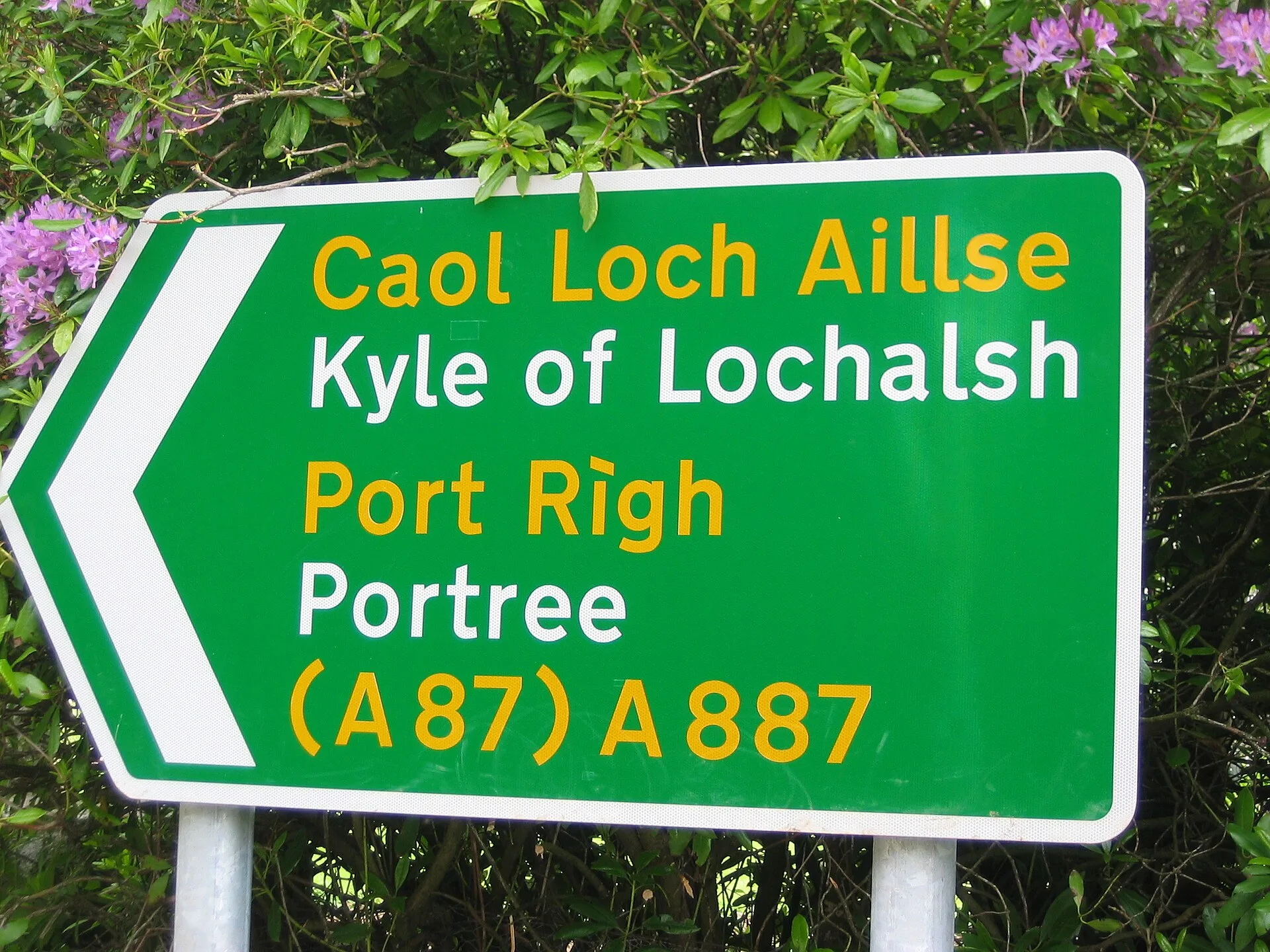 Bilingual (Gaelic/English) road sign at Invermoriston, Scotland